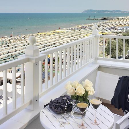 Hotel Tiffany'S Riccione Exteriör bild