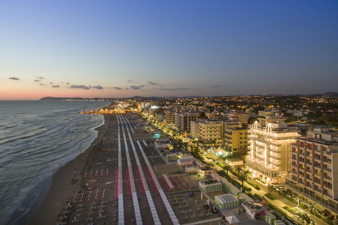 Hotel Tiffany'S Riccione Exteriör bild